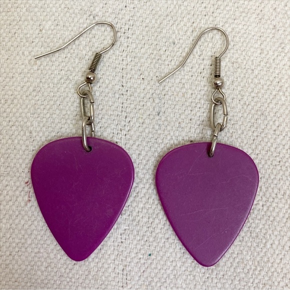 🖤FENDER guitar pick earrings - Picture 2 of 3